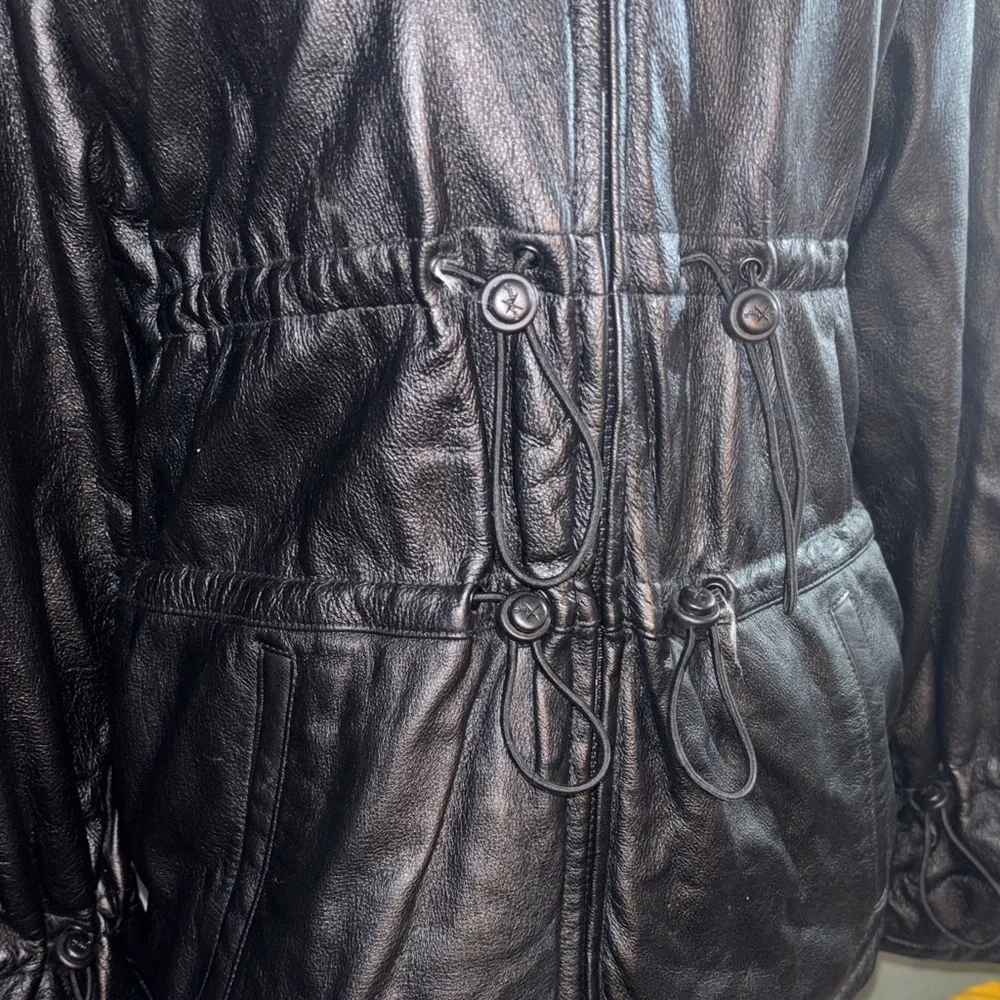 Vintage Wilson’s leather jacket with cute detailing and timeless look - Picture 3 of 14